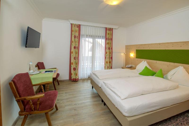 Standard Double Room image 3