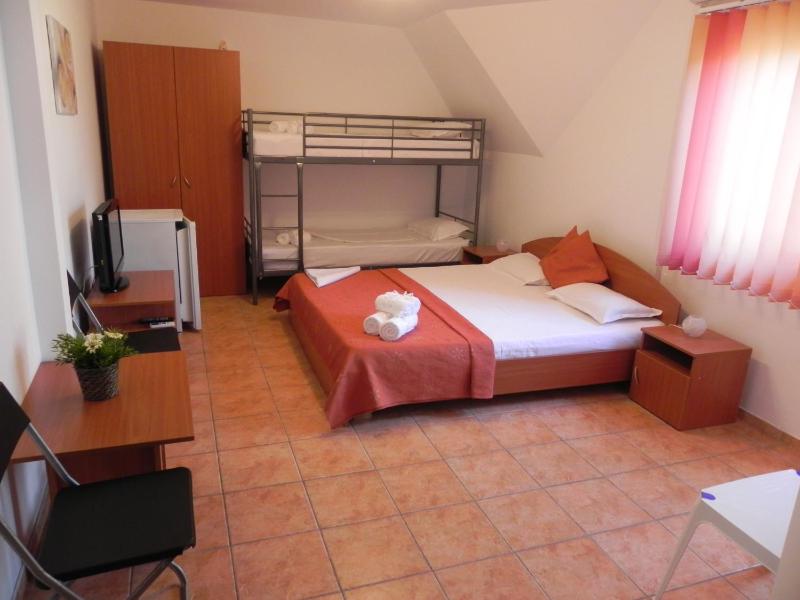 Quadruple Room with Balcony image 2