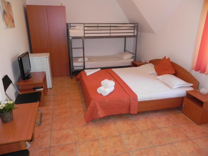 Quadruple Room with Balcony image 3