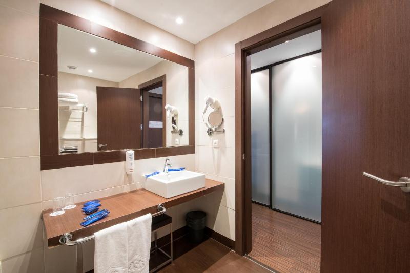 Superior Twin Room image 4