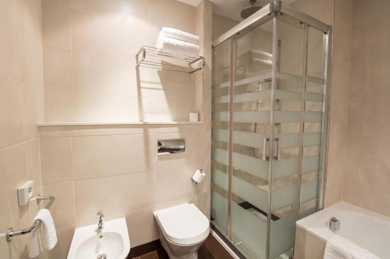 Superior Twin Room image 3