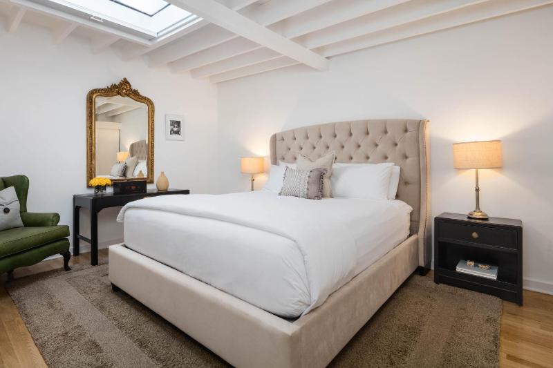 Deluxe King One-Bedroom image 2