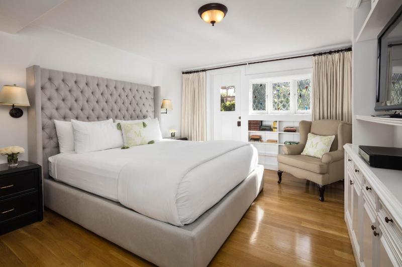 Deluxe King One-Bedroom image 3