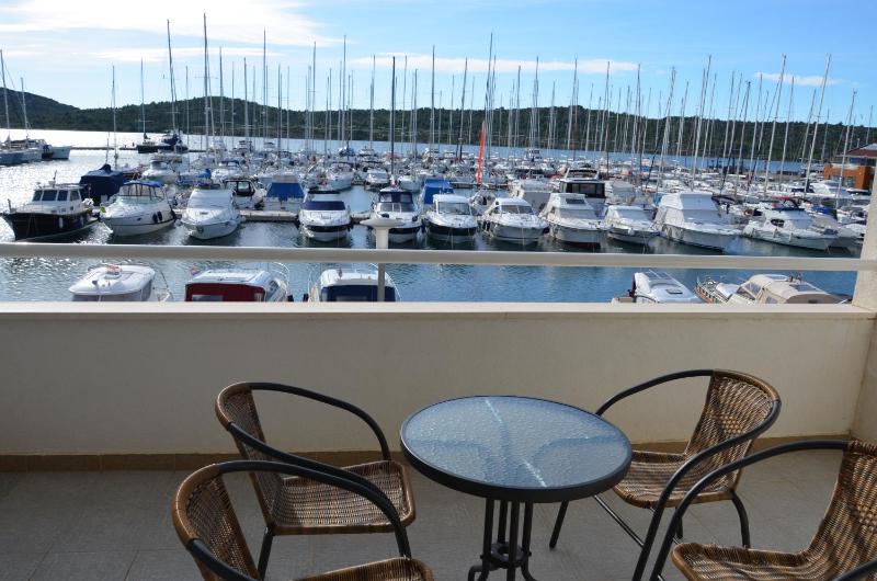 One-Bedroom Apartment with Balcony and Sea View - Br.2 image 1