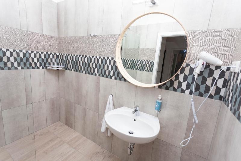 Deluxe One-Bedroom Apartment image 1