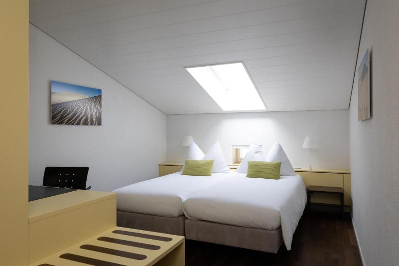 Standard Twin Room image 3