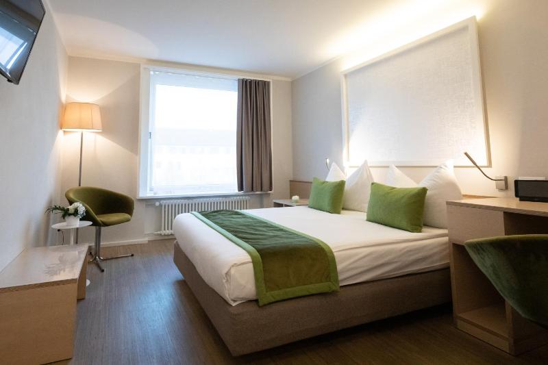 Standard Queen Room image 4