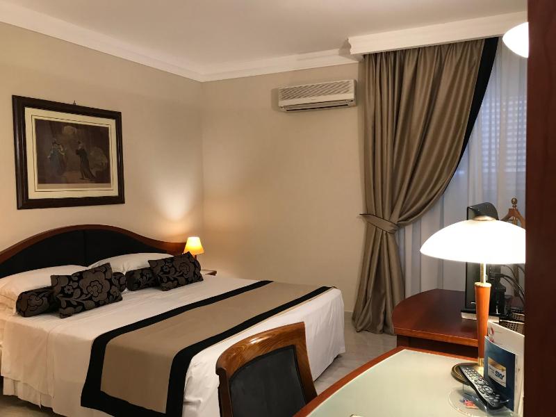Deluxe Double or Twin Room image 3