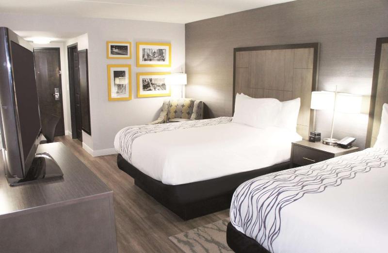 Queen Room with Two Queen Beds image 3