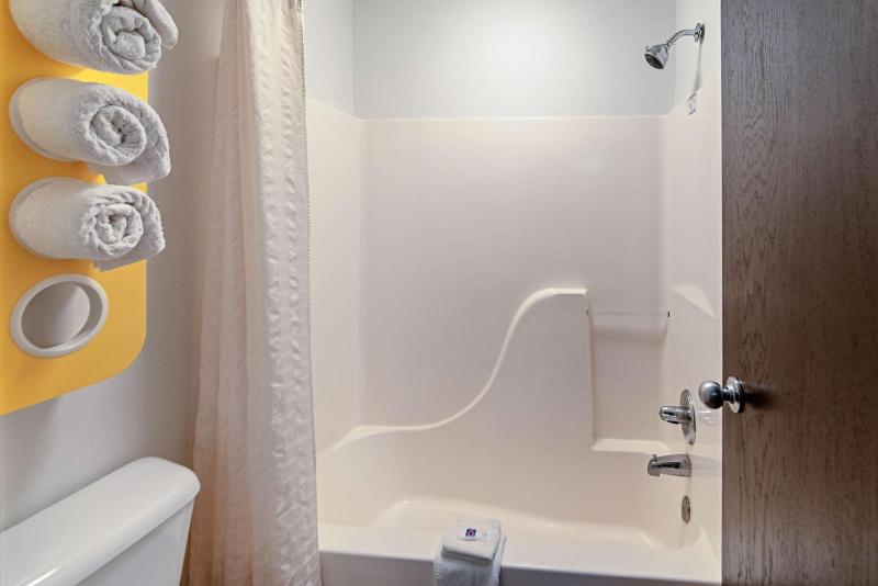 King Room - Non-Smoking image 2