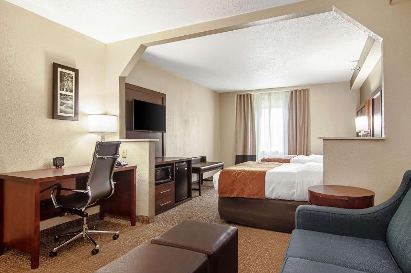 Queen Suite with Two Queen Beds - Non-Smoking image 4
