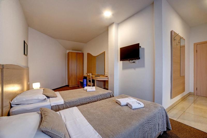 Standard Twin Room with Park View image 1