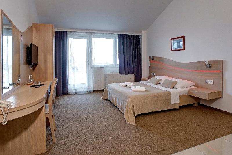 Deluxe Double Room with Balcony and Sea View image 2