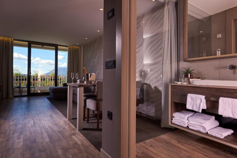 Family Suite with Balcony and Park View image 2