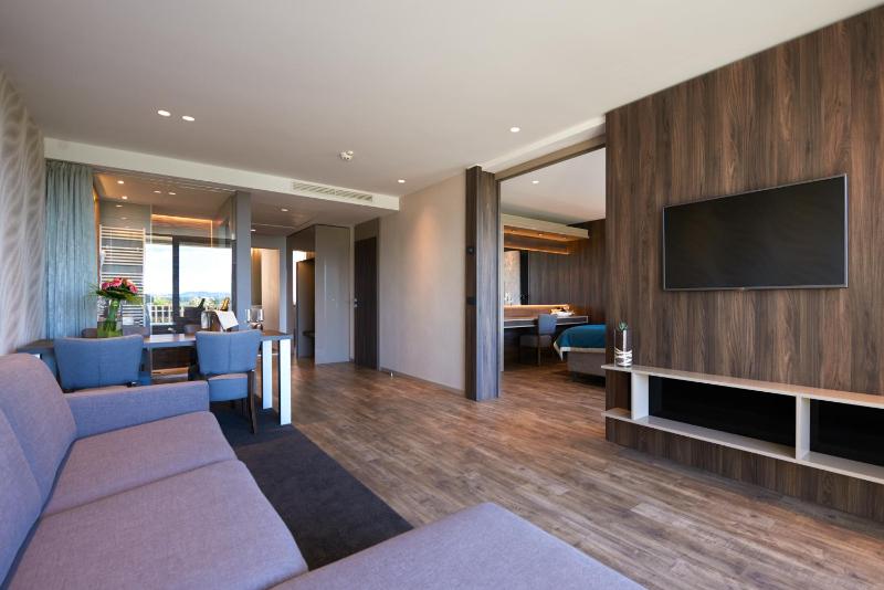 Family Suite with Balcony and Park View image 2