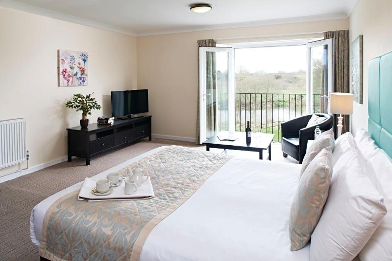 Superior Riverside King Room image 4