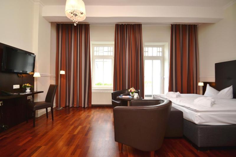 Double Room with Partial Sea View image 4