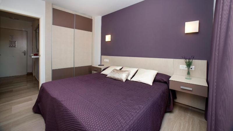 Superior One-Bedroom Apartment (2 Adults + 2 Children) image 4