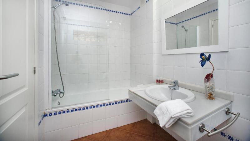 One-Bedroom Apartment (2 Adults + 2 Children) image 3