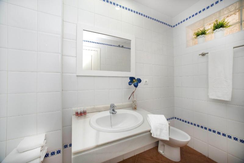 One-Bedroom Apartment (2 Adults + 2 Children) image 4