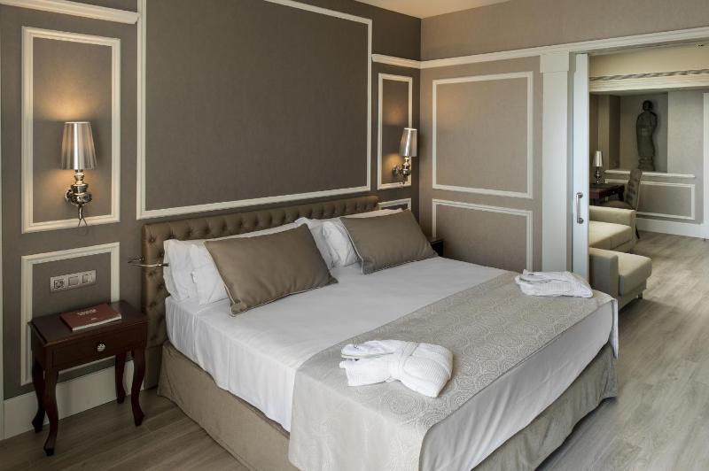 Suite with Private Pool image 2