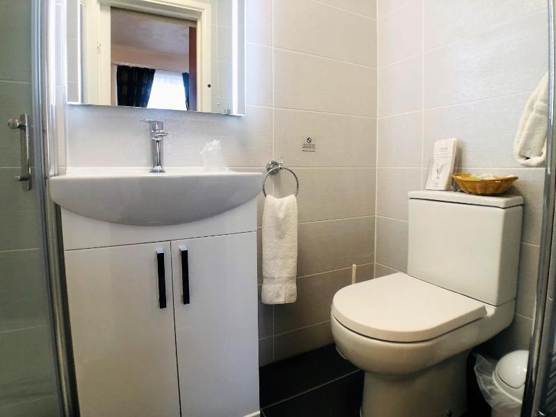 Compact Double - En Suite image 4