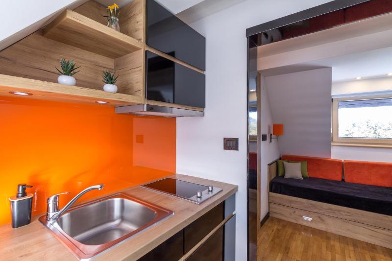 Special Offer - One-Bedroom Apartment with Free Parking image 3
