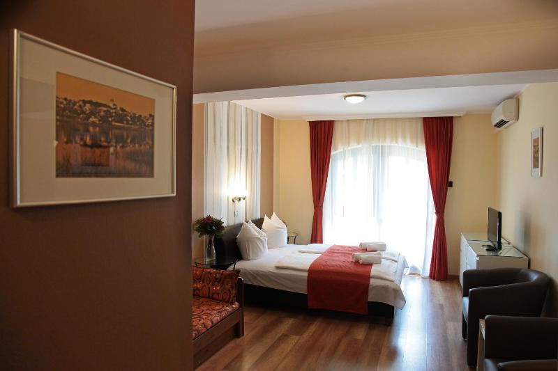 Double Room with Balcony (2 Adults + 1 Child) image 4
