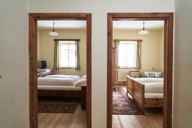 Deluxe Double or Twin Room image 4