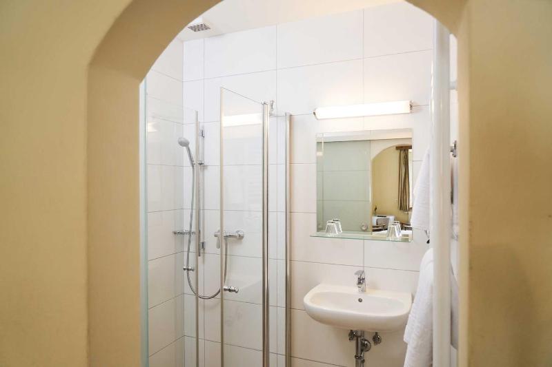 Deluxe Double or Twin Room image 2