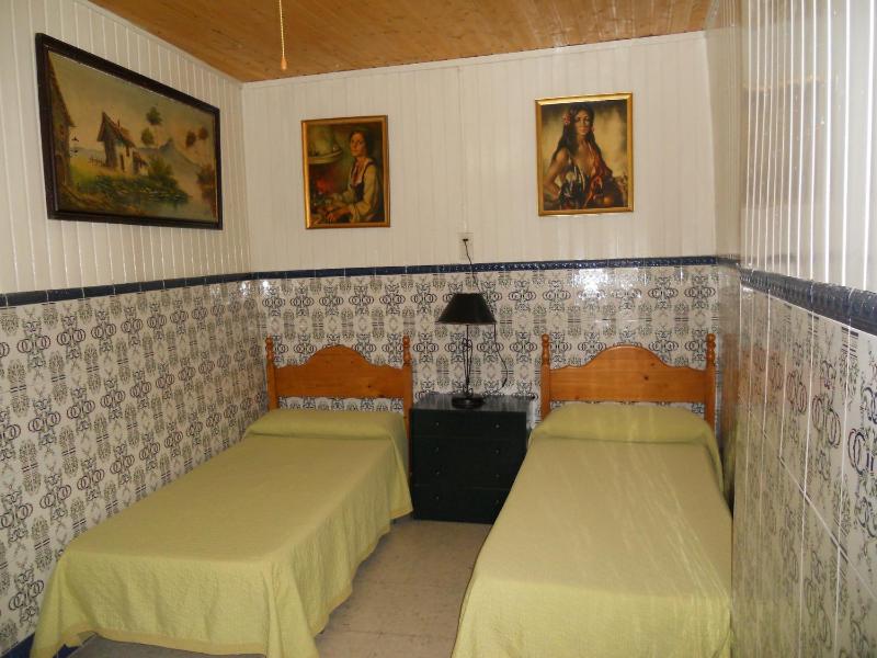 Twin Room with Shared Bathroom image 2