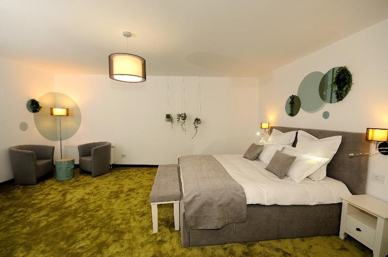 Superior Deluxe King Room image 3