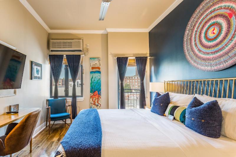 Superior Queen Room with Balcony City View