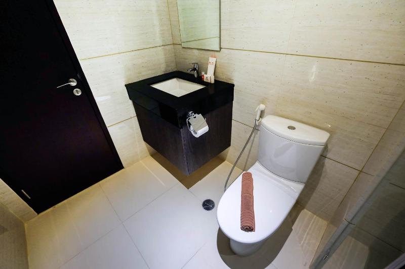 Spacious and Artsy Studio Apartment at Brooklyn Alam Sutera By Travelio - image 4