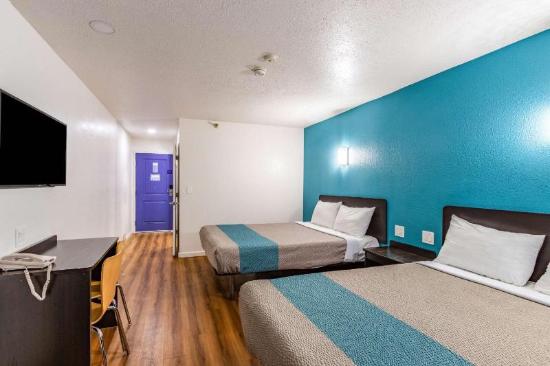 Queen Room with Two Queen Beds - Disability Access - Non-Smoking image 4