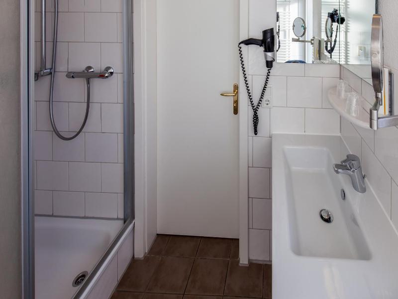 Standard Double Room image 3