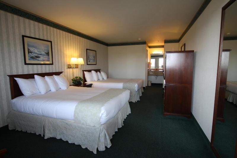 Queen Room with Two Queen Beds (No Pets) image 4