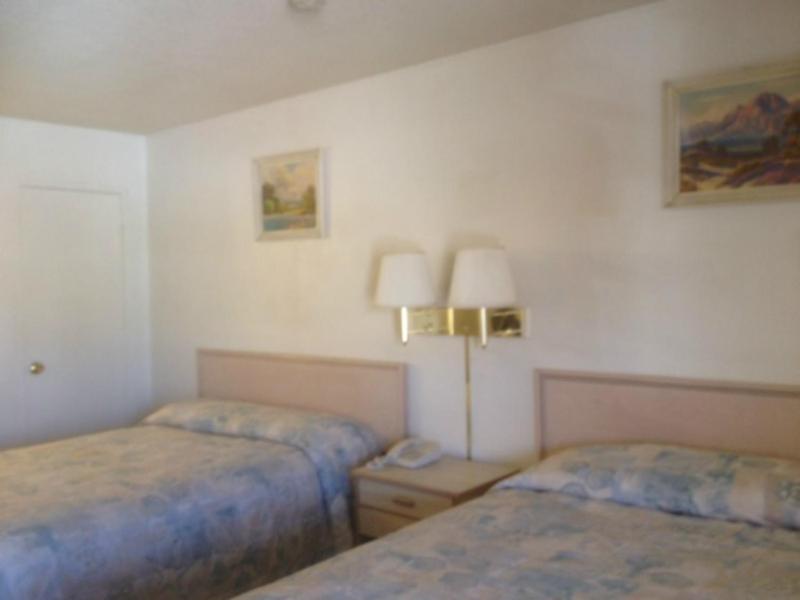 Double Room with Two Double Beds image 3