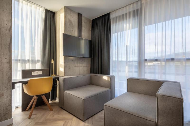 Luxury Triple Room image 1