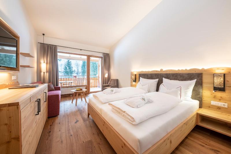 Deluxe Double Room with Balcony image 1