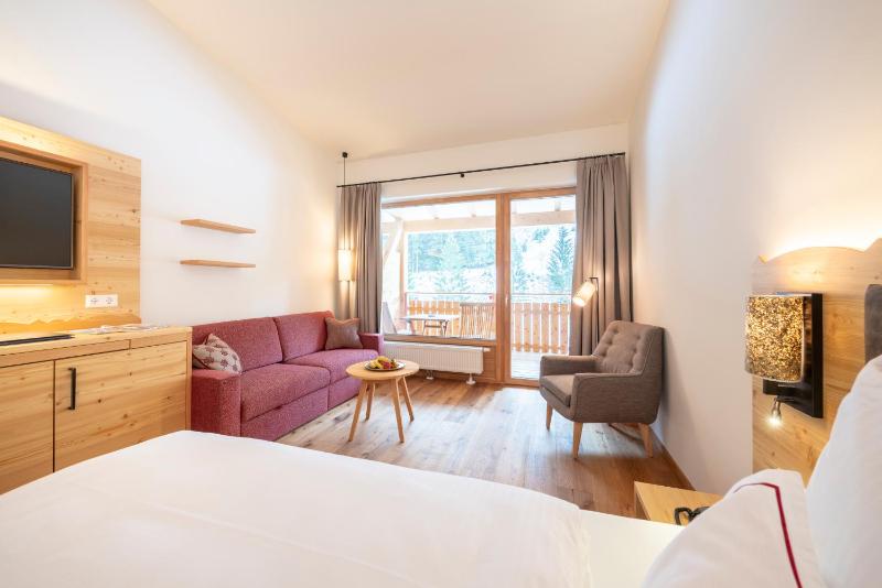 Deluxe Double Room with Balcony image 3