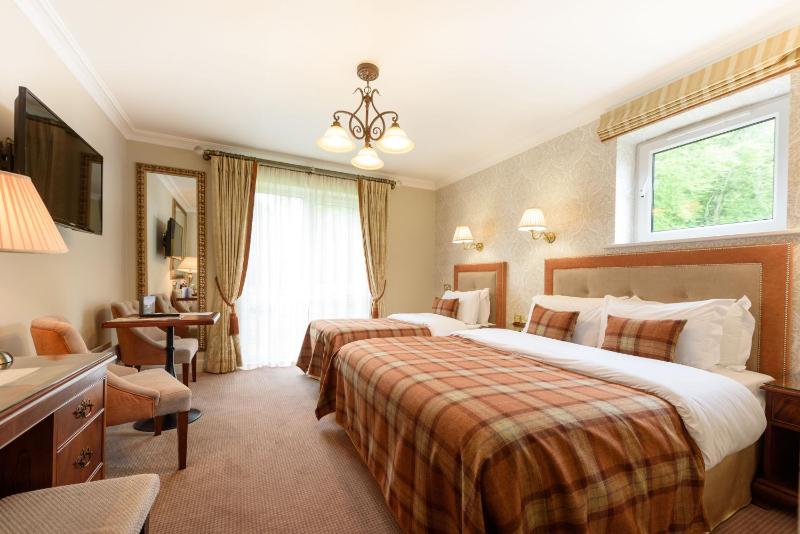 Twin Room image 4