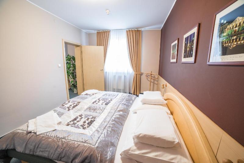 Deluxe Double Room image 2