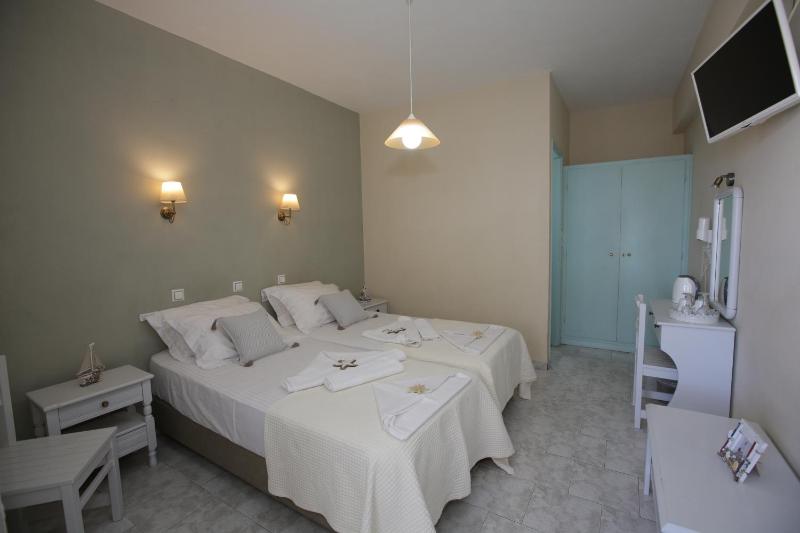 Double or Twin Room with Partial Sea View image 4