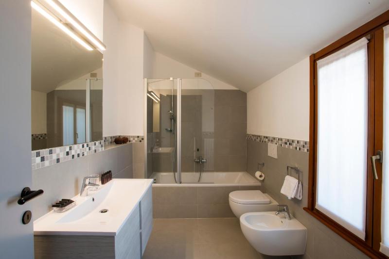 One-Bedroom Apartment image 4