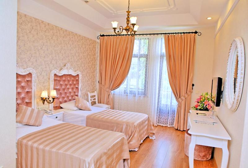 Deluxe Double or Twin Room with Balcony image 1