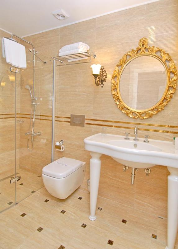 Deluxe Double or Twin Room with Balcony image 2