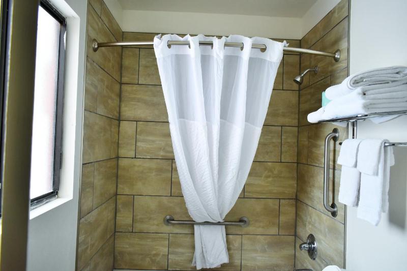Queen Room with Two Queen Beds - Non-Smoking image 3