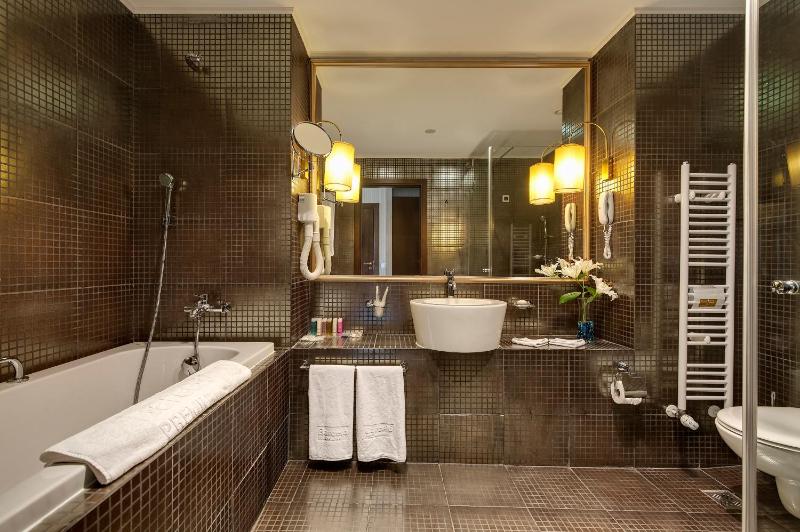 Deluxe Double Room Pool View image 4