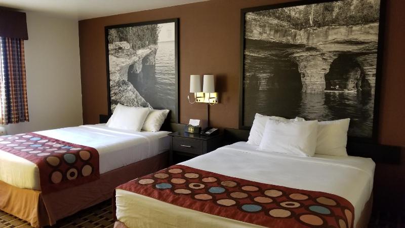 Queen Room with Two Queen Beds - Non-Smoking image 4